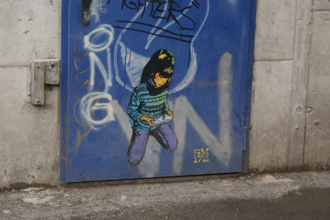 sm172 - street art - jeune fille console