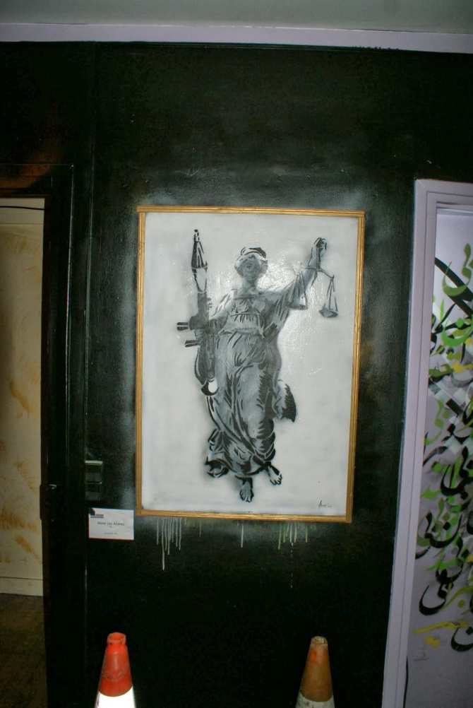 "Islam Graffiti" de A1one dans la Tour Paris 13, appartement 973