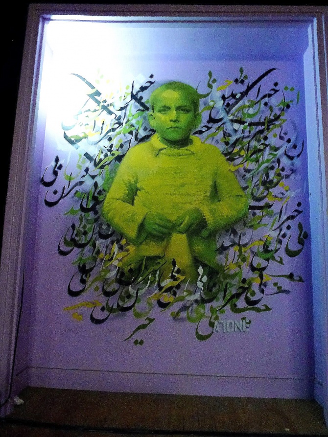 "Islam Graffiti" de A1one dans la Tour Paris 13, appartement 973