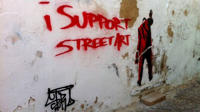 pere-noel-stra-support-street-art