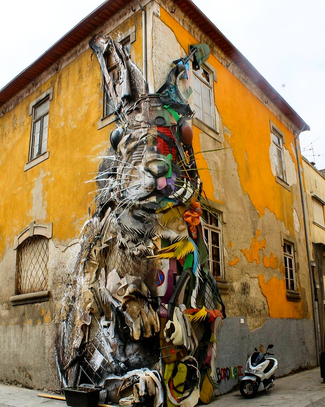 bordalo II - street art - Gaia Todo Um Mundo Festival.