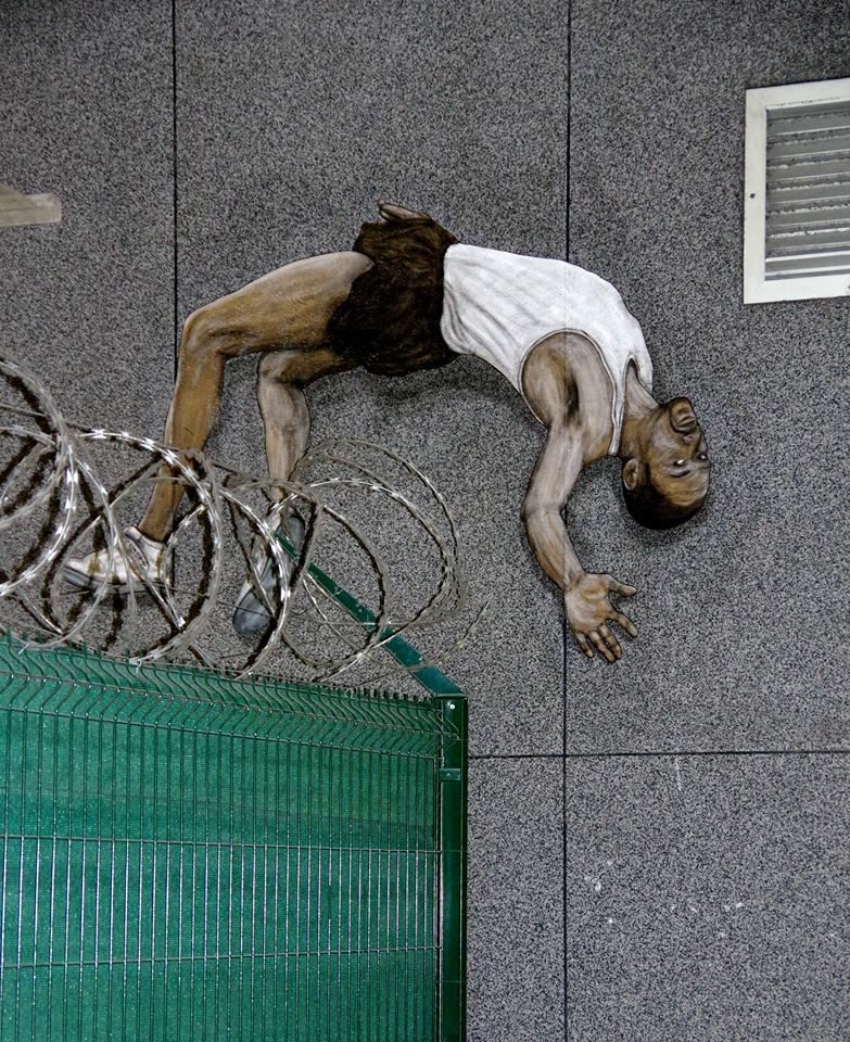 levalet - le grand saut - street art - paris - gare saint-lazare