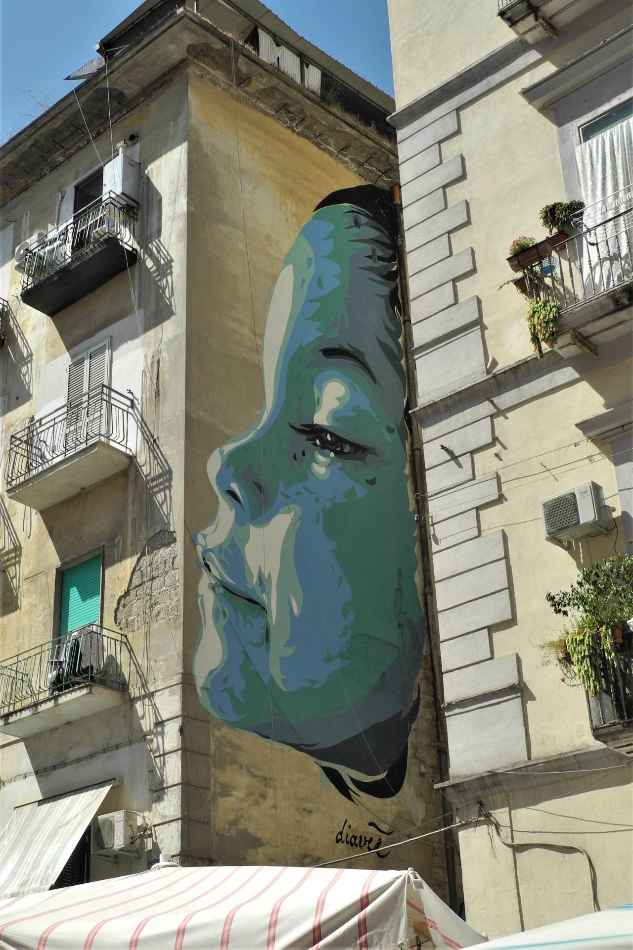 diavu - street art avenue - naples - italie