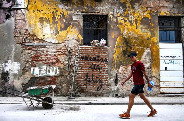 mr. sad - street art avenue - la havane - cuba